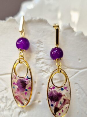 Boucles résine fleurs pressées, perles en verre