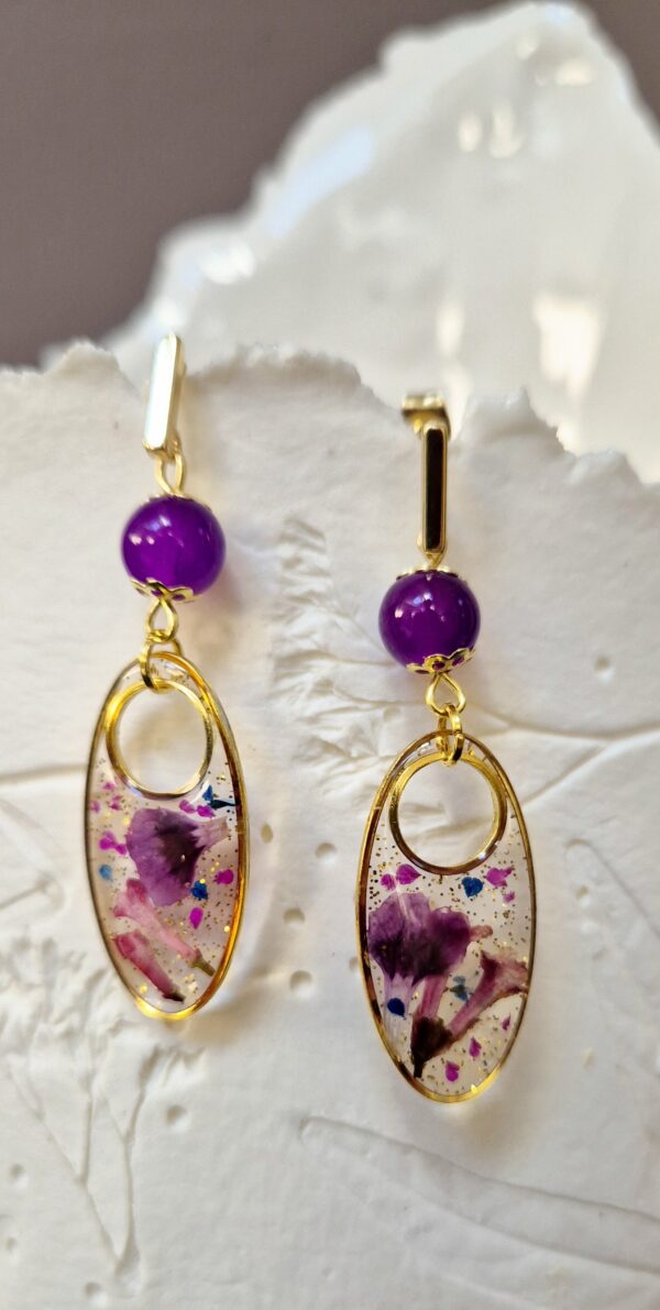 C25059.jpg Boucles résine fleurs pressées, perles en verre
