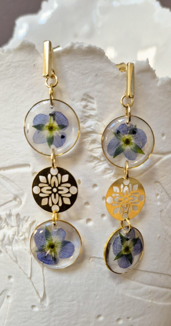 C25061.jpg Boucles résine fleurs pressées, pendentifs en acier