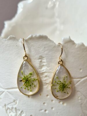 Boucles en acier, résine et fleurs pressées
