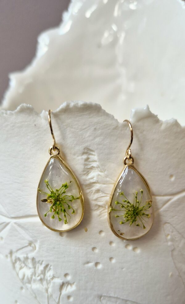 C25072.jpg Boucles en acier, résine et fleurs pressées
