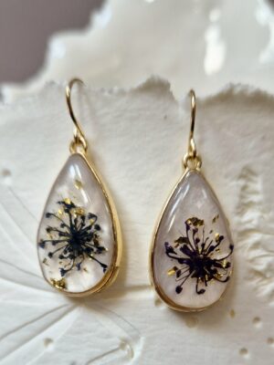 Boucles en acier, résine et fleurs pressées