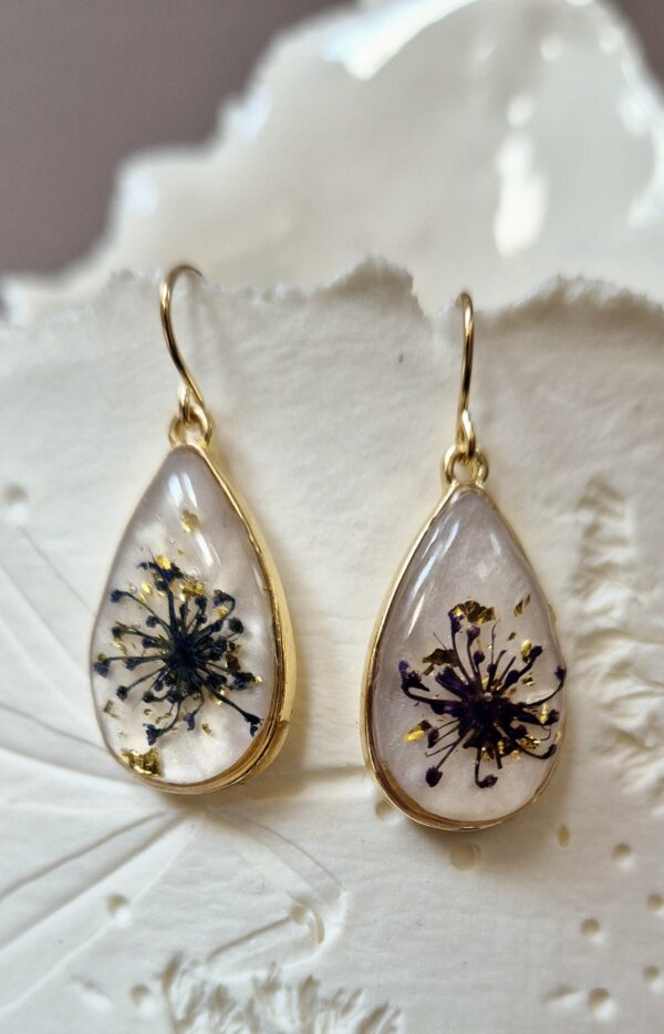 Boucles en acier, résine et fleurs pressées