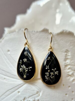 Boucles en acier, résine et fleurs pressées