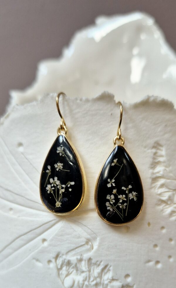 C25075.jpg Boucles en acier, résine et fleurs pressées