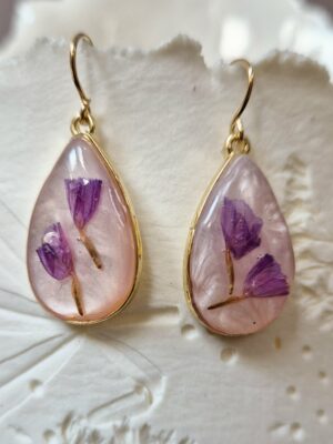 Boucles en acier, résine et fleurs pressées