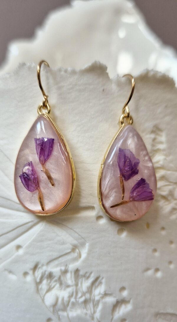 C25076.jpg Boucles en acier, résine et fleurs pressées