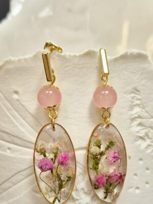 Boucles résine, fleurs pressées et perles en verre