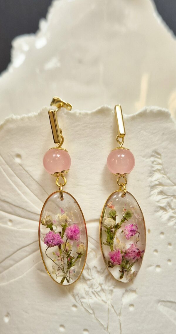 C25077.jpg Boucles résine, fleurs pressées et perles en verre