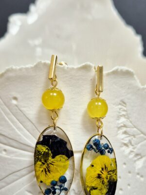 Boucles résine, fleurs pressées et perles en verre