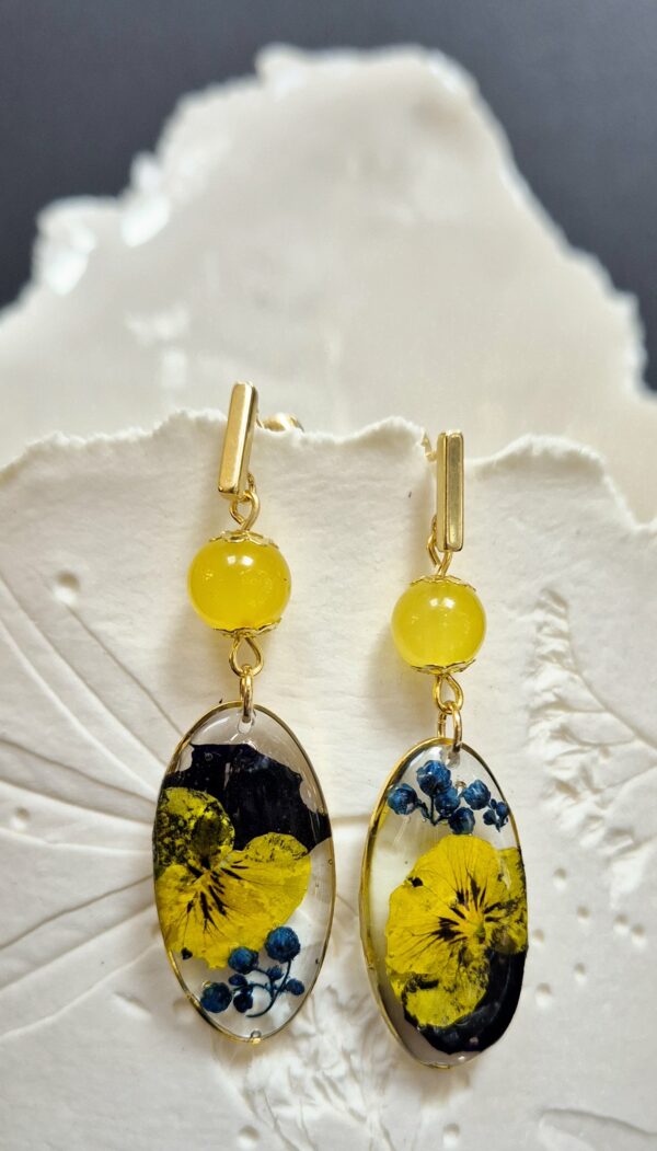 C25078.jpg Boucles résine, fleurs pressées et perles en verre