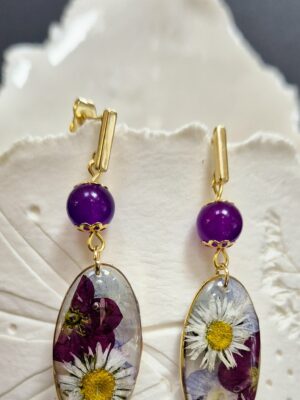 Boucles résine, fleurs pressées et perles en verre