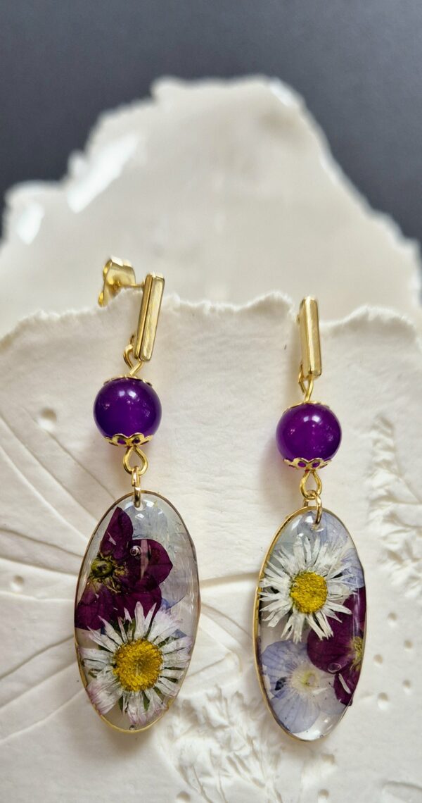 C25080.jpg Boucles résine, fleurs pressées et perles en verre