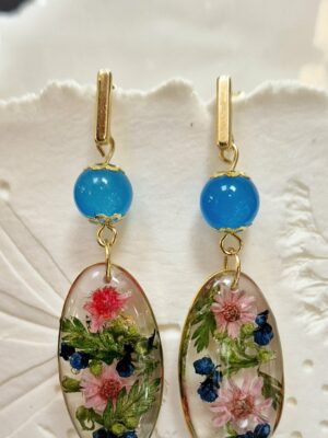 Boucles résine, fleurs pressées et perles en verre