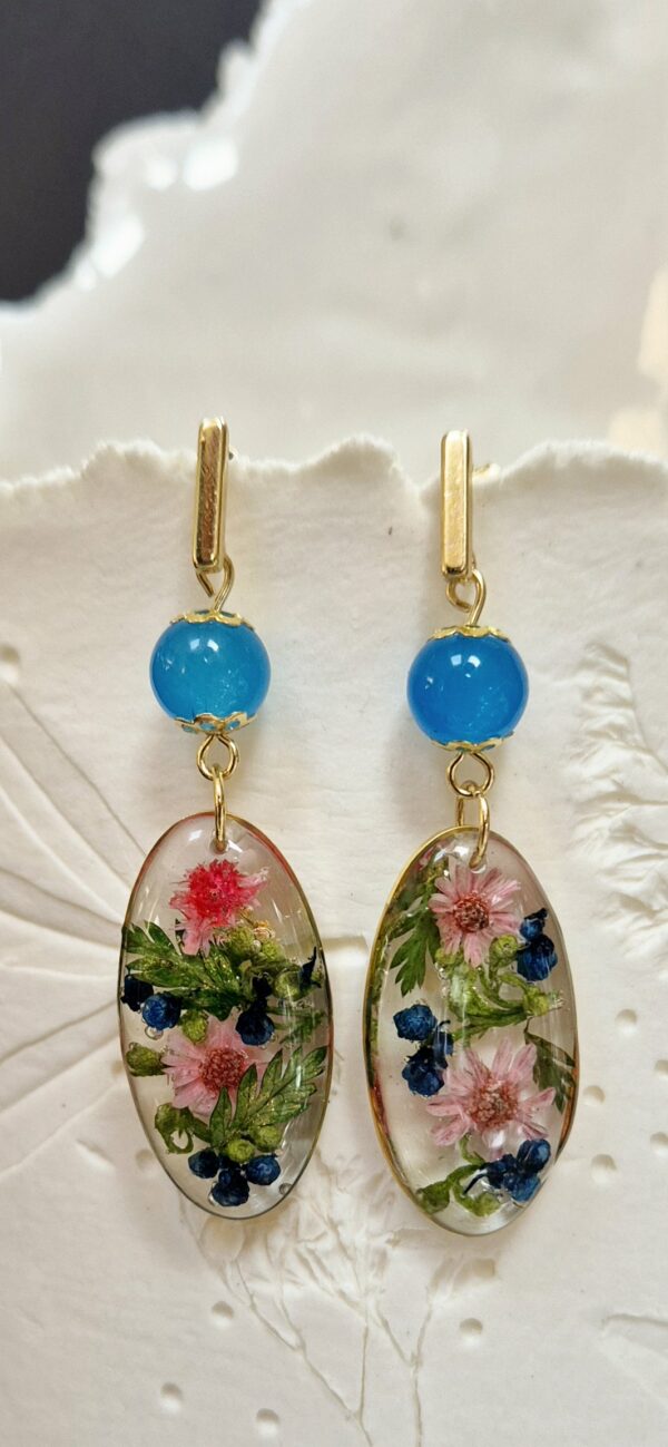 C25083.jpg Boucles résine, fleurs pressées et perles en verre