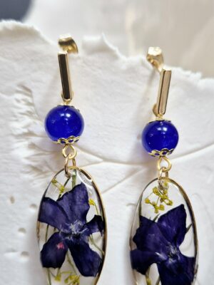 Boucles résine, fleurs pressées et perles en verre