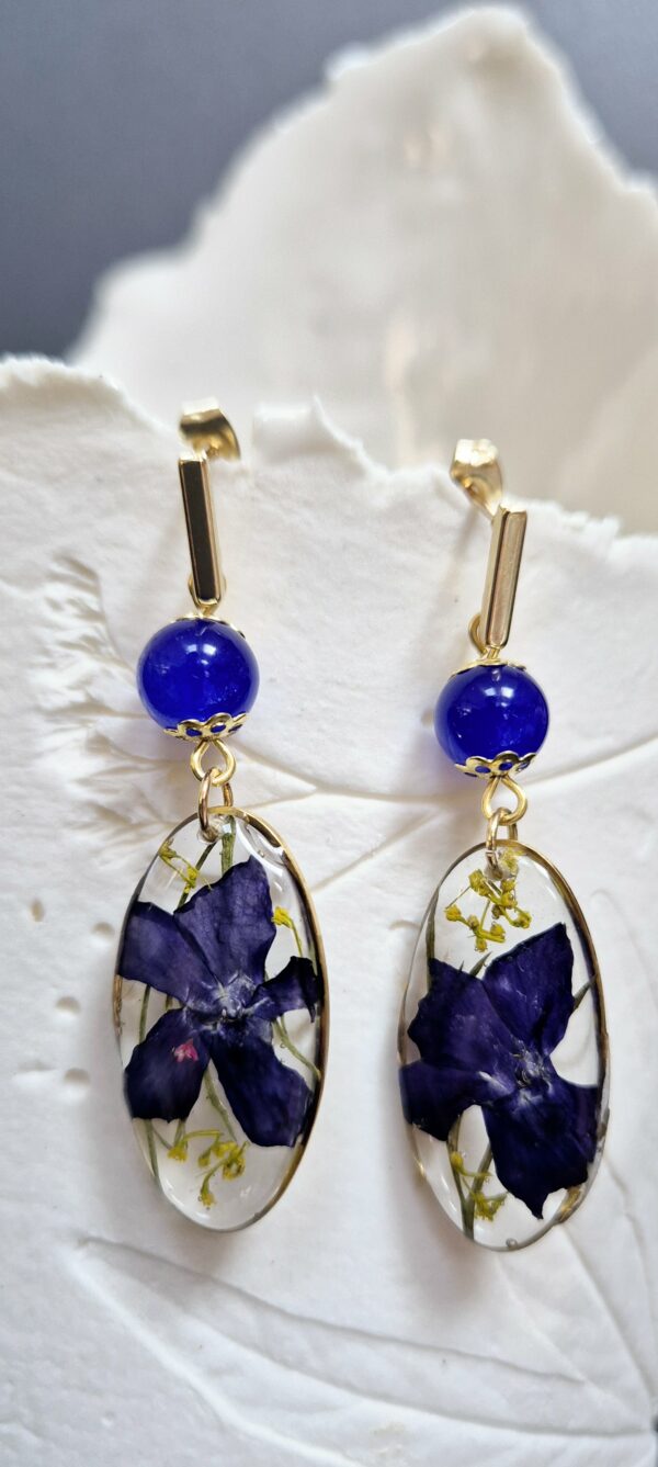 C25086.jpg Boucles résine, fleurs pressées et perles en verre