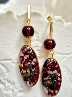 Boucles résine, fleurs pressées et perles en verre