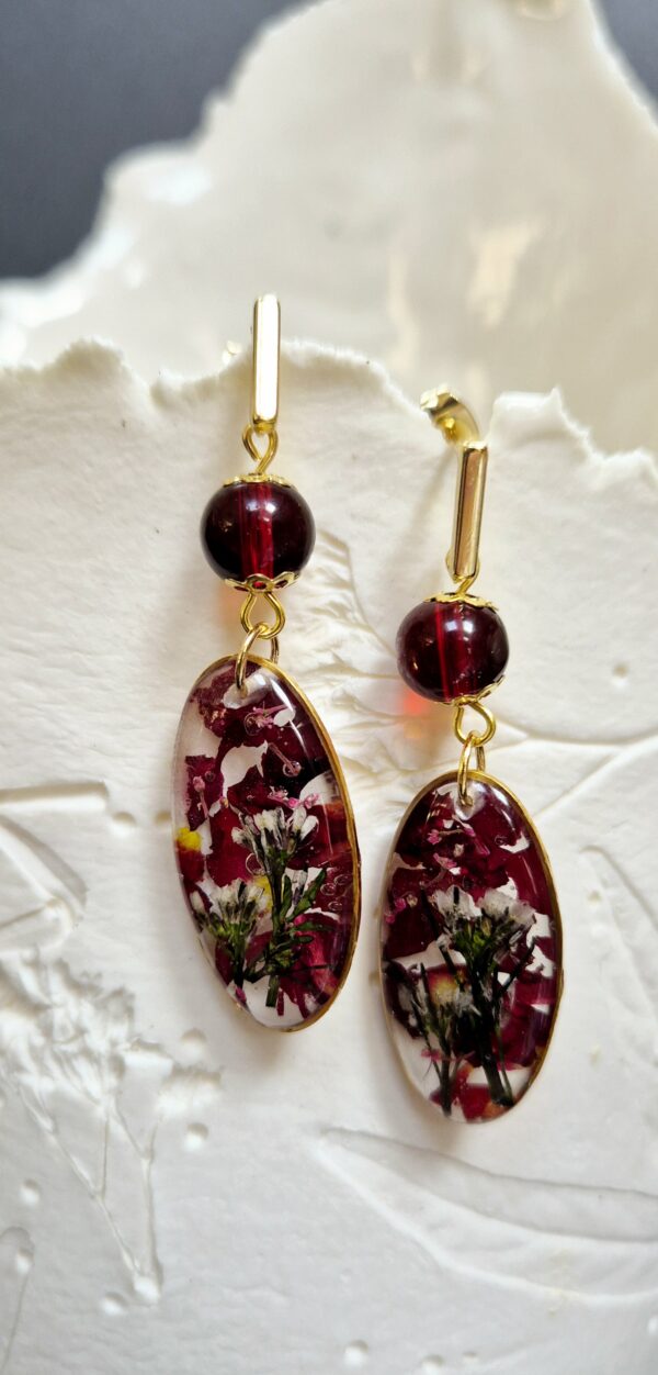 C25088.jpg Boucles résine, fleurs pressées et perles en verre