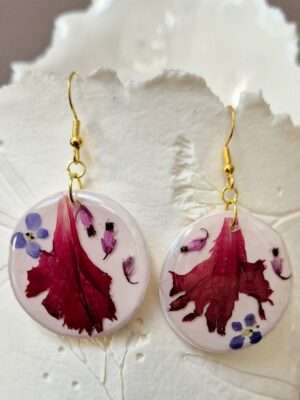 Boucles en pâte polymère, fleurs pressées et résine