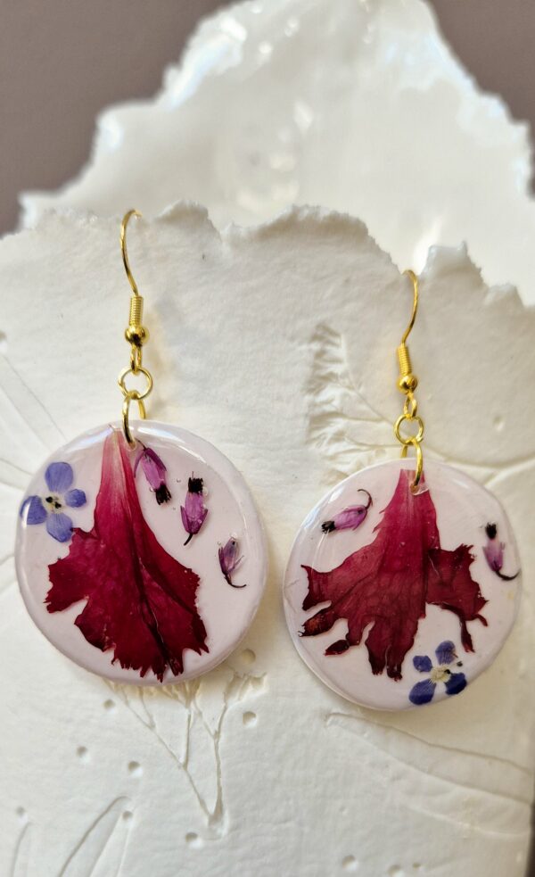 D25003.jpg Boucles en pâte polymère, fleurs pressées et résine