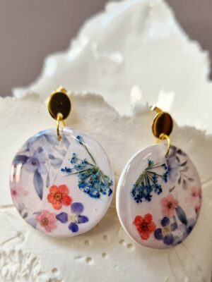 Boucles en pâte polymère avec papier washi et fleurs pressées, résine