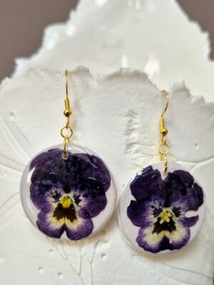Boucles en pâte polymère, fleurs pressées et résine