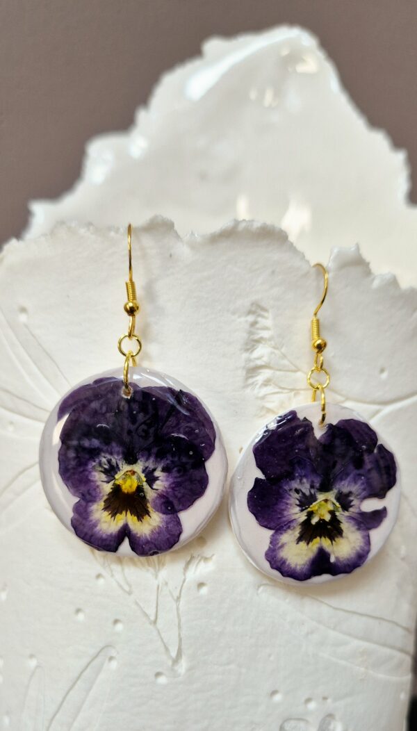 D25005.jpg Boucles en pâte polymère, fleurs pressées et résine