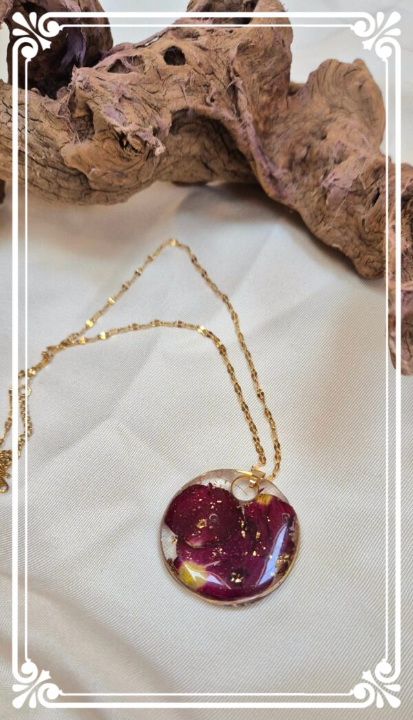 Collier acier inoxydable, pendentif en résine et fleurs pressées