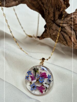 Collier acier inoxydable, pendentif en résine et fleurs pressées