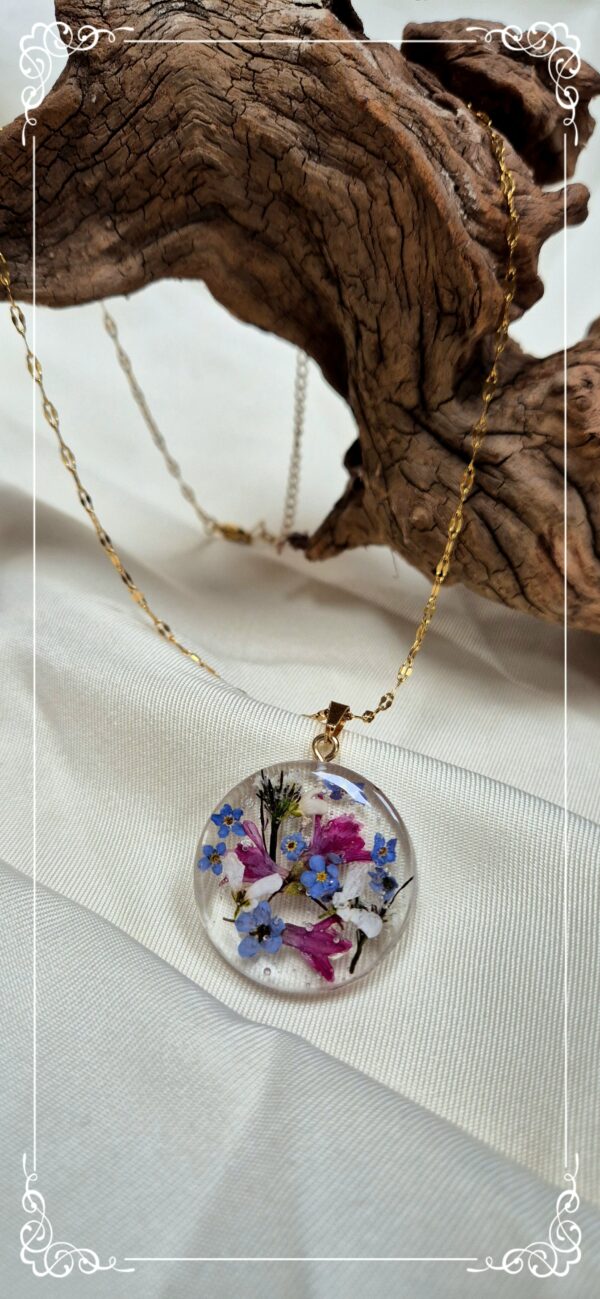D25028-1.jpg Collier acier inoxydable, pendentif en résine et fleurs pressées