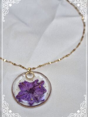 Collier acier inoxydable, pendentif en résine et fleurs pressées