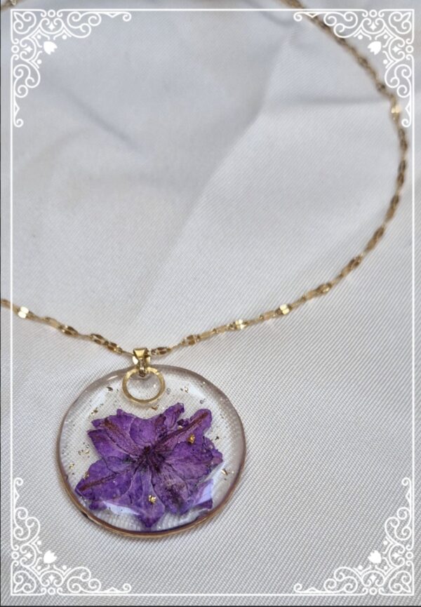D25030-1.jpg Collier acier inoxydable, pendentif en résine et fleurs pressées