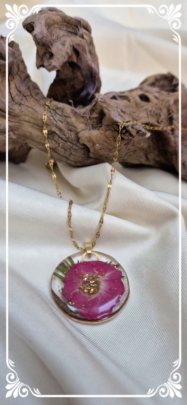 D25031-1.jpg Collier acier inoxydable, pendentif en résine et fleurs pressées