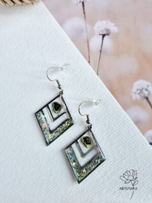 Losange résine, nacre d'ormeau et éclats scintillants