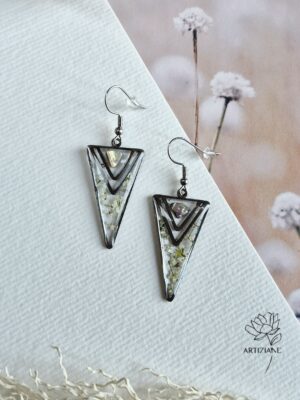 Triangle résine, nacre d'ormeau et fleurs blanches