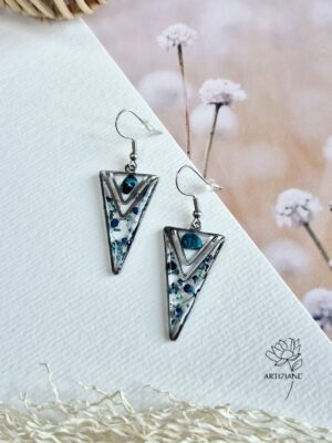 Triangle résine, nacre d'ormeau et fleurs bleues