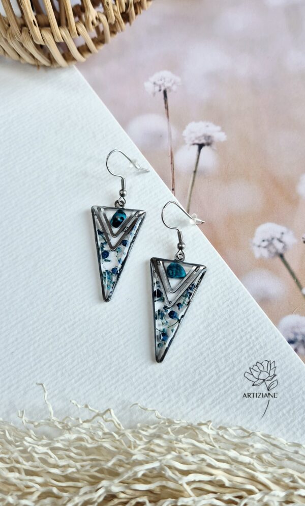 Triangle résine, nacre d'ormeau et fleurs bleues