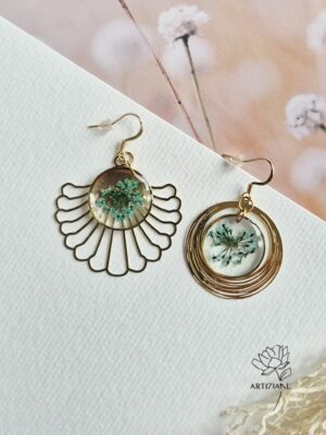 Les asymétriques turquoise, résine, fleurs et supports ajourés en laiton