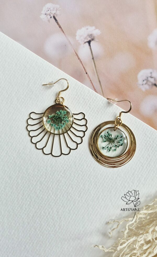 Les asymétriques turquoise, résine, fleurs et supports ajourés en laiton