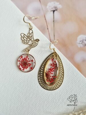 Les asymétriques rouges, résine, fleurs et supports ajourés en laiton