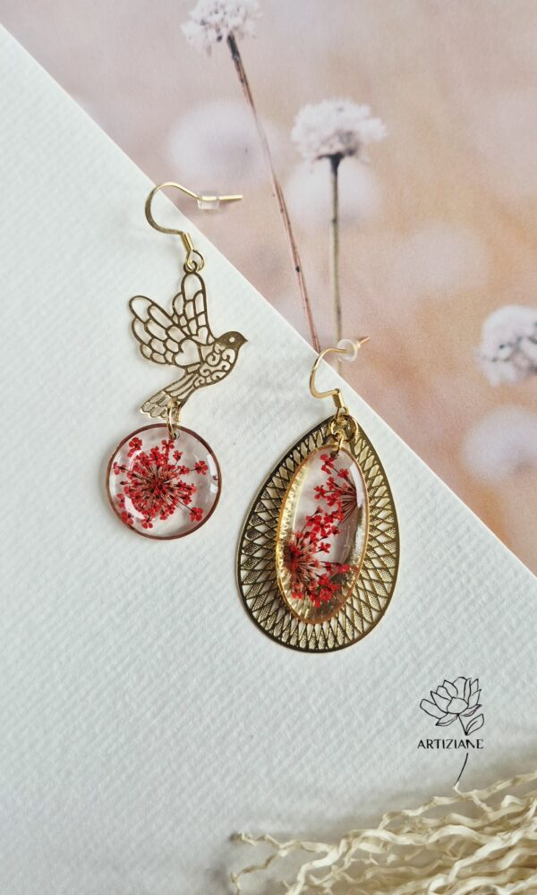 2025_14 Les asymétriques rouges, résine, fleurs et supports ajourés en laiton