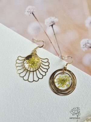 Les asymétriques jaunes, résine, fleurs et supports ajourés en laiton