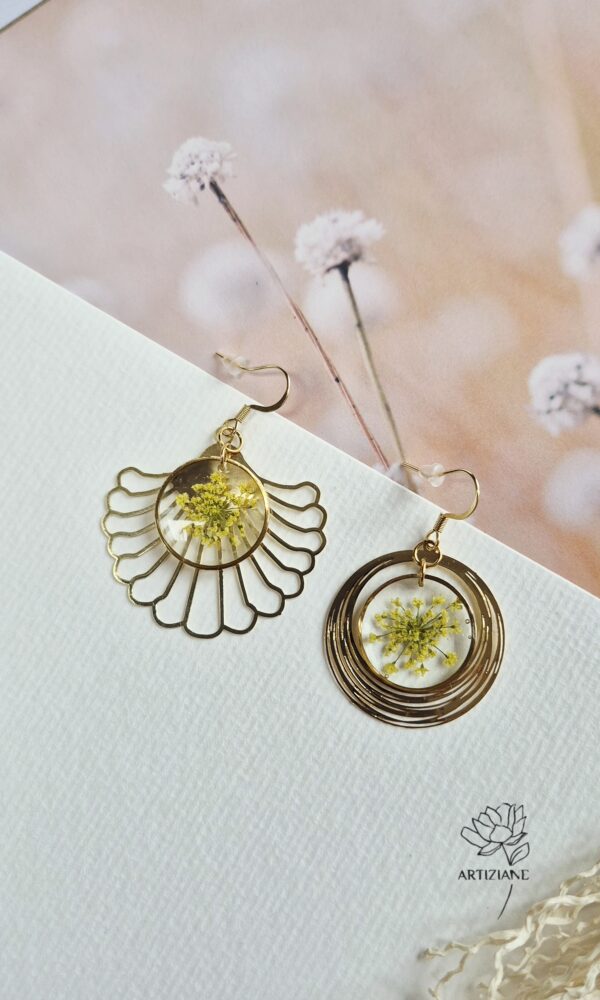 2025_15 Les asymétriques jaunes, résine, fleurs et supports ajourés en laiton