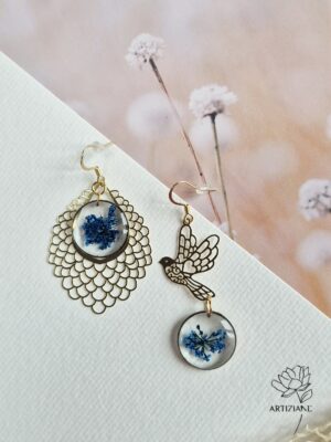Les asymétriques bleues, résine, fleurs et supports ajourés en laiton